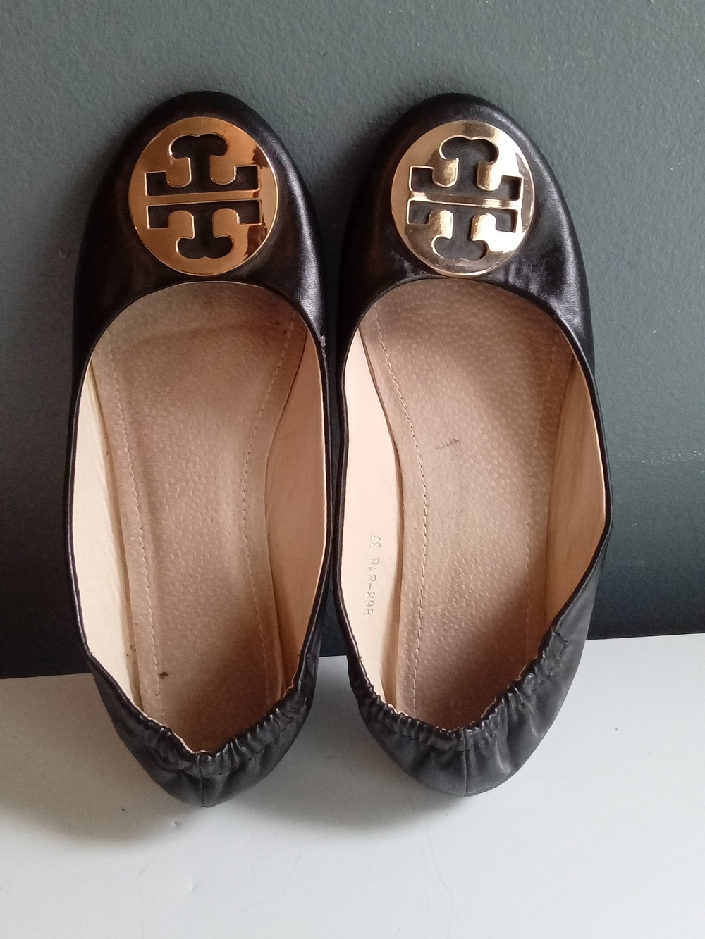 Tory Burch Reva Black Leather Gold Logo Medallion Ballet Flats Size‎ 37